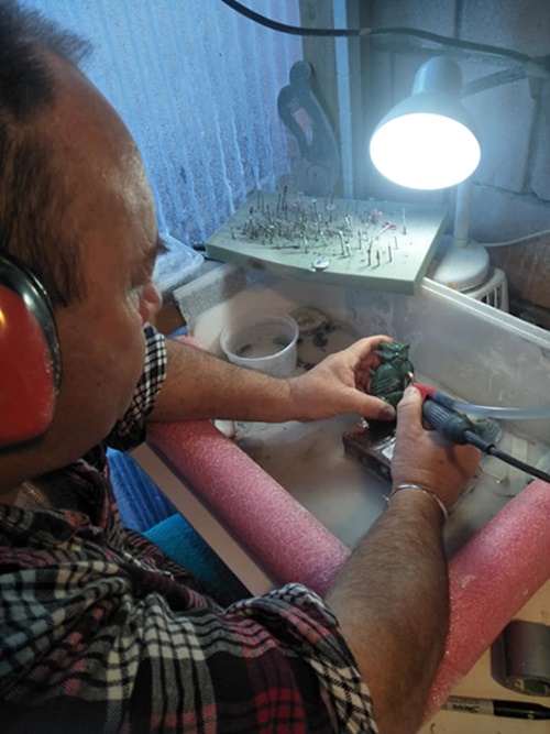 Peter Cleghorn carver